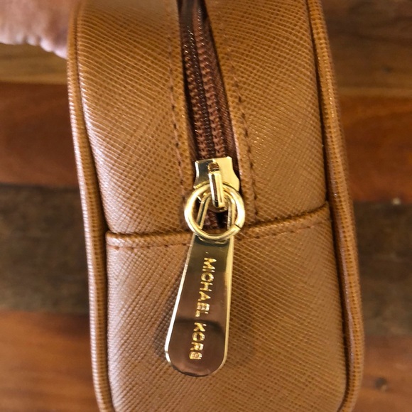 Michael Kors wristlet pouch - Picture 3 of 8